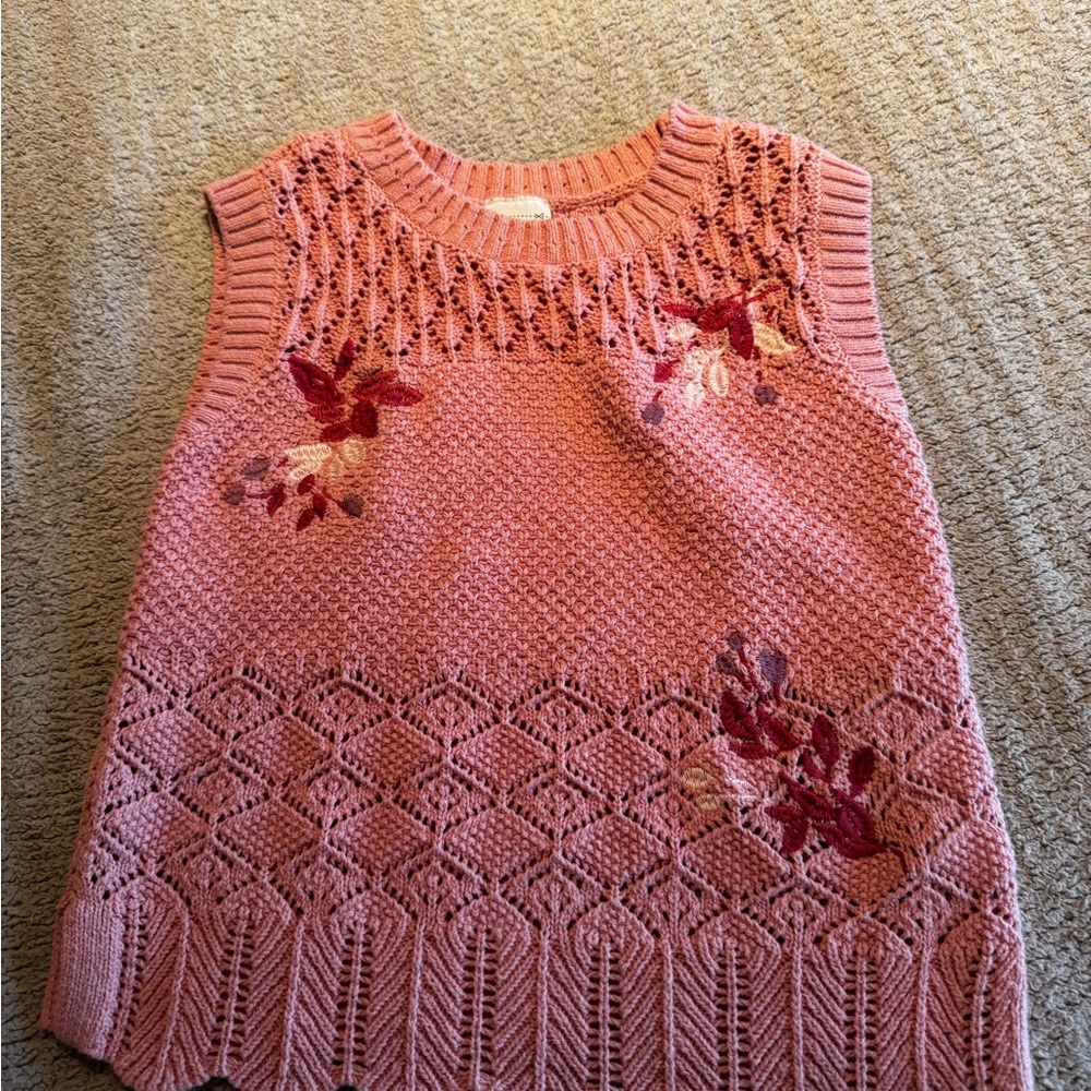 Abercrombie's Kids super cute lightweight sleeveless sweater top.